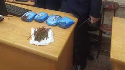 ضبط كيلو مخدرات حول جسد راكب بمطار القاهرة
