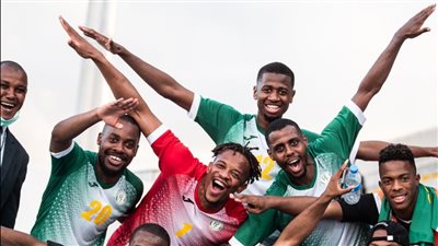 على الطريقة المصرية.. رقص هستيري للاعبي جزر القمر بغرفة الملابس بعد مباراة غانا| فيديو 