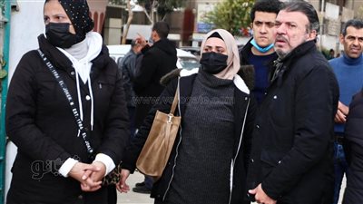 بالدموع والأحضان.. تشييع جثمان شقيقة الفنان أحمد سلامة من مسجد السلام | صور