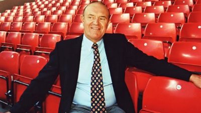 وفاة أسطورة ليفربول بيتر روبنسون