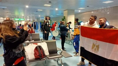 احتشاد الجماهير المصرية بمطار ياوندي لمؤازرة المنتخب أمام السودان‎| فيديو