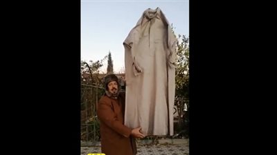 مزارع سعودي يوثق لحظة تجمد ملابسه من شدة البرودة| فيديو