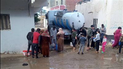 بسبب انقطاع المياه.. الدفع بـ3 سيارات مياه لعزبة الصفيح بالإسماعيلية |صور 