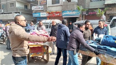 رئيس حي جنوب الجيزة يتفقد سوق الثلاثاء ويرفع 18 حالة تعد| صور