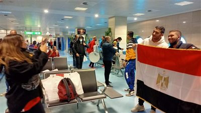 تشجيع هيستيري لحظة نزول لاعبي المنتخب لبدء عمليات الإحماء | فيديو