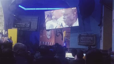 إقبال كبير على مقاهي الإسكندرية لمتابعة مباراة المنتخب أمام السودان| صور