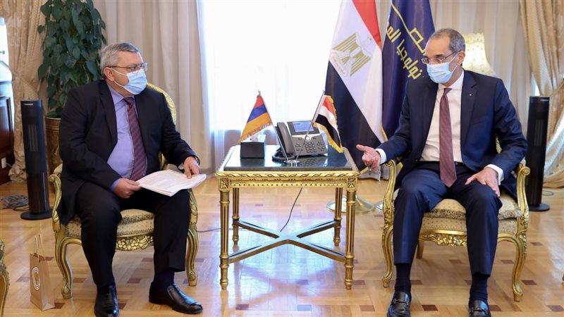 وزير الاتصالات والسفير
