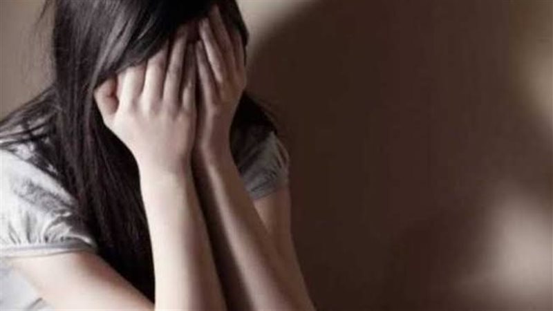 الاعتداء علي طالبه