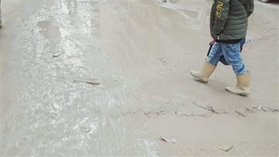  استياء أولياء أمور تلاميذ رابعة ابتدائي في الإسكندرية: بنمشي في الطين | صور