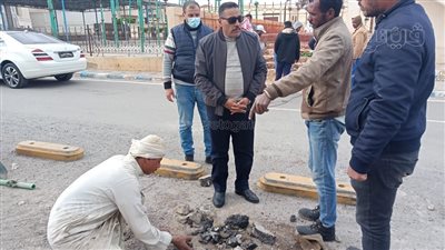 محافظ مطروح يتفقد أعمال حفر مشروع التحول الرقمي بالشوارع 