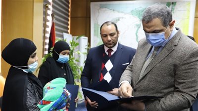 وزير القوى العاملة يسلم 611 ألفًا و637 جنيها تأمين تكافلي لأسر 9 من العمالة غير المنتظمة 