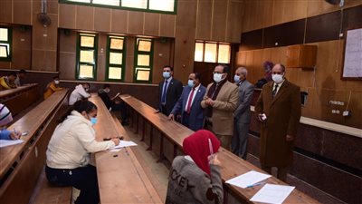 67 ألف طالب بجامعة سوهاج يواصلون أداء امتحاناتهم