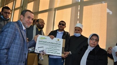 توزيع 172 لاب توب مزودا ببرنامج ناطق على أصحاب البصيرة بكليات جامعة الأزهر