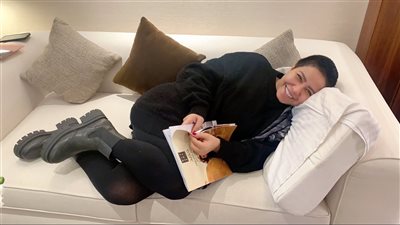 شيرين عبدالوهاب توجه رسالة لجمهورها من المنزل