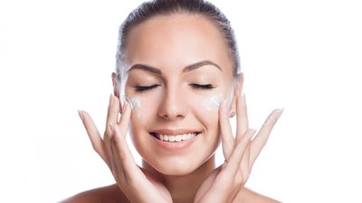 هيئة الدواء تحذر السيدات من كريمات تفتيح البشرة 