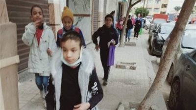 تلاميذ الصف الرابع الابتدائي بالإسكندرية يحتفلون بسهولة امتحان الرياضيات | صور