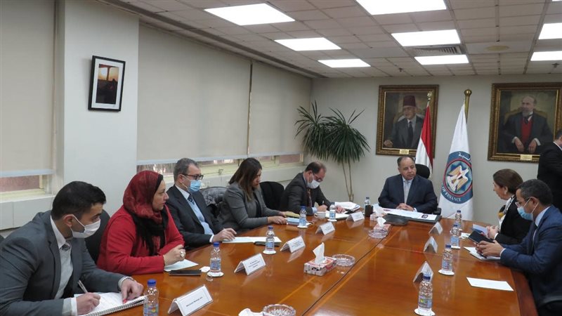 وزير المالية يلتقي