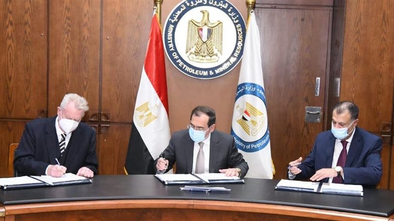 وزير البترول يوقع