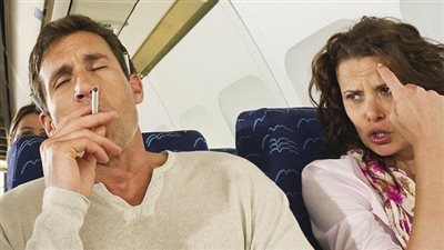 نصائح وإرشادات هامة للمدخنين على متن الطائرة