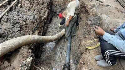 إصلاح ماسورة مياه بمدخل أكتوبر وفك الزحام المروري