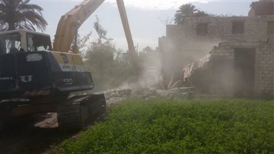 شاهد.. لحظة إزالة ٣ حالات تعد على أراضي من أملاك الدولة بالجيزة 