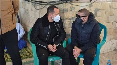 محمد زيدان يصل مسجد الكبير المتعال ببورسعيد لتشييع جثمان والده | صور