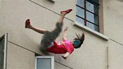 مصرع طفلة سقطت من بلكونة منزلها في بنها 