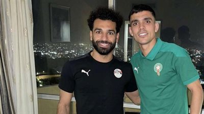 نجوم أمم أفريقيا يلتقطون صورًا تذكارية مع محمد صلاح 