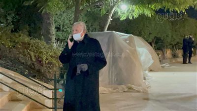 حسن حمدي أول الحضور في عزاء نجل الدكتور عبدالمنعم سعيد| فيديو