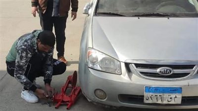 كلبشة السيارات المتعدية علي الأرصفة والجزيرة الوسطي بشمال الجيزة| صور