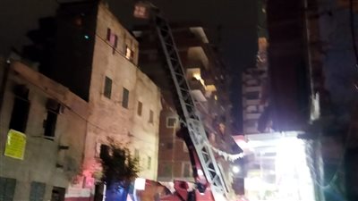 لحظة إنزال قاطني عقار محطة مصر في الإسكندرية بسلم كهربائي | صور