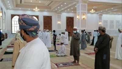 بسبب كورونا.. عمان تعلق صلاة الجمعة وتخفض حضور الموظفين 50%