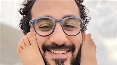 أحمد حلمي في أحدث ظهور مع نجله: مطرح ما بحط راسي بيحط رجليه