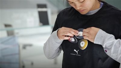 بعد كمامات بيض النعام.. ابتكار زر يثبت على الملابس لاكتشاف كورونا