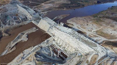 مستشهدا بالبحيرة والممر الأوسط.. خبير مائي يفند مزاعم وجود نهر تحت سد النهضة 