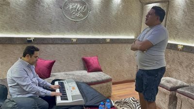 بيعلمه مهارات الإلقاء.. حمو بيكا ينشر فيديو من تدريبه على الغناء استعدادا للاختبارات