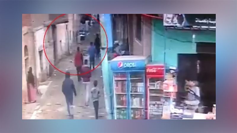 بلطجى يسحل فتاة الصف