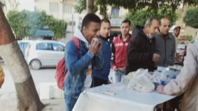 طلاب أولى ثانوي على عربة الفول قبل دخول الامتحانات بالإسكندرية