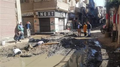 إصلاح عطل في خط المياه الرئيسي بشبين القناطر | صور