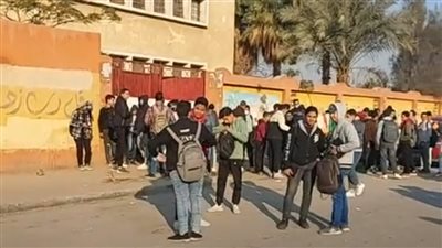 توافد طلاب أولى ثانوي على لجان الامتحانات بالقاهرة| فيديو