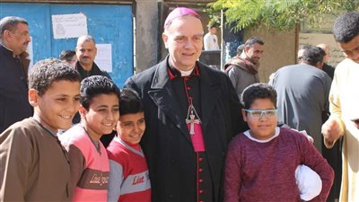 أطفال قرية حجازة بقنا يلتقطون السيلفي مع سفير الفاتيكان| صور