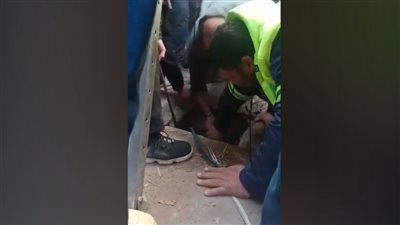 شاهد.. لحظة انتشال طفل سقط في بالوعة دون غطاء في المعصرة