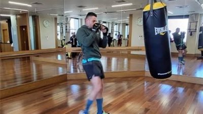 أحمد الفيشاوي يمارس رياضة الملاكمة في الجيم | صور