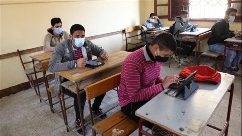 طلاب الصف الاول الثانوي