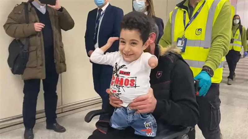 الأب منذر وطفله الصغير