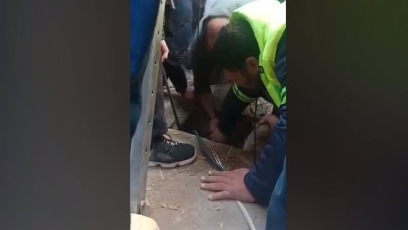 انتشال طفل سقط في