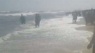 تجاهلوا التحذيرات، مصرع شاب غرقا وإنقاذ اثنين آخرين في جمصة