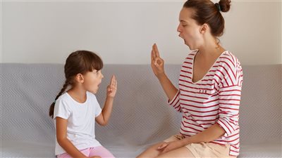 أسباب الإيكولاليا عند الأطفال وطرق التعامل معها 