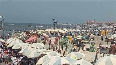إقبال كبير على شاطئ رأس البر في ختام إجازة الأسبوع
