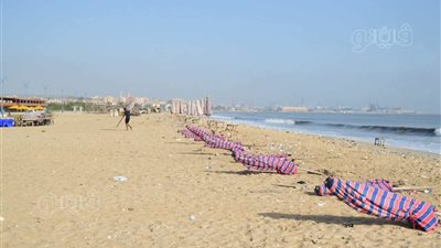 حفاظا على أرواح المواطنين، إخلاء شاطئ بورفؤاد ورفع الطوارئ بسبب اضطراب البحر (صور)